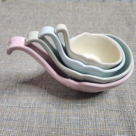 10 Strawberry Street Colorful Pastel Elephant Trunk Measuring Cups 4 Set Stackin - Picture 1 of 8